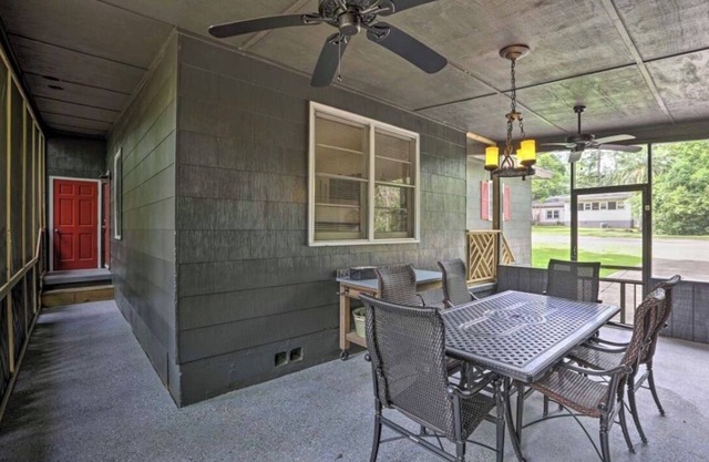 Cute Cottage nestled in the trees close to Doak Campbell Stadium