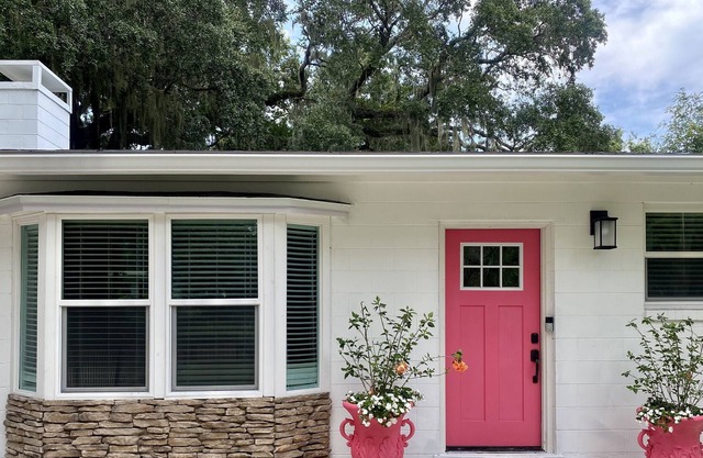 Cute cottage right next to Hanna Park’s beautiful beaches and The Naval station