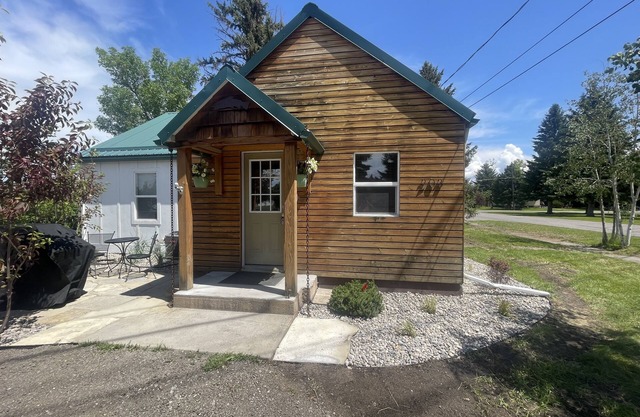 CUTE COTTAGE WITH A GAME ROOM
