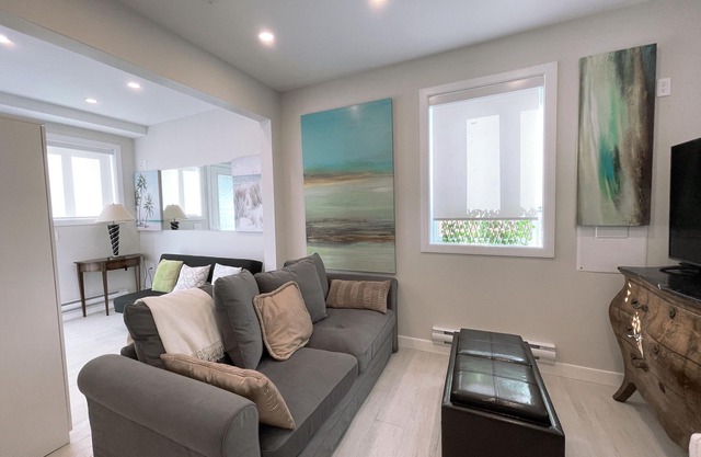 Cute Cozy House 2 floors: 1 bdrm +1 Den and 1. 5 baths Full Kitchen Full Laundry