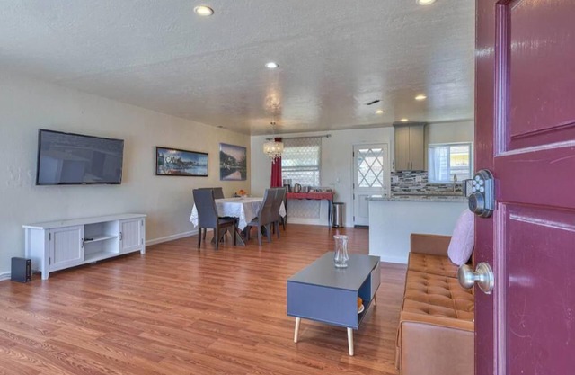 Cute Entire House Three Bedroom Near Monterey
