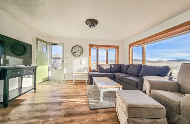 Cute Farmhouse with Views. Mesa Verde, Durango, Telluride, Hunting and more!