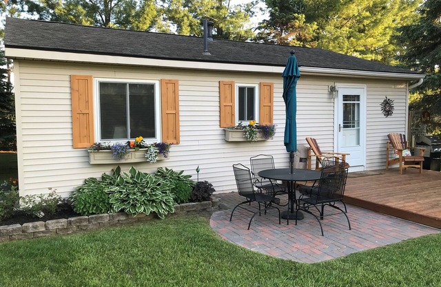 Linda cabaña completamente amueblada con frente compartido en Silver Lake, Traverse City !!