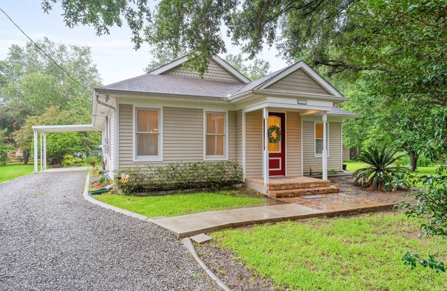 Cute home in Historic Abita Springs with tons of privacy.