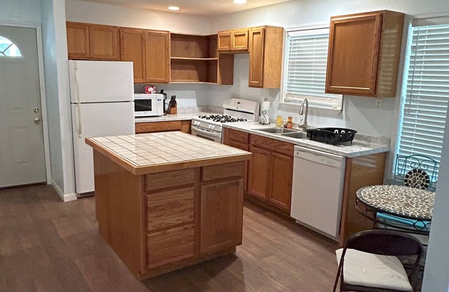 Cute house close to Eufaula Lake! Room to park a boat!