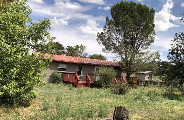 Cute house in Quiet Neighborhood! Lots of outdoor space!
