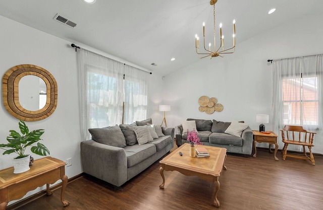 Cute house w big fenced yard - starts at $3.5k/m