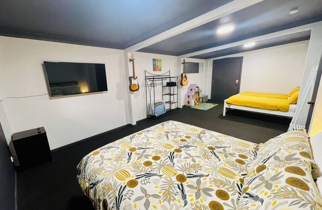 Cute little Ex-Recording studio turned guesthouse. Central & family friendly!