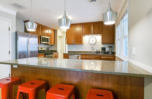 Cute midcentury apartment, easy walk to restaurants and light rail