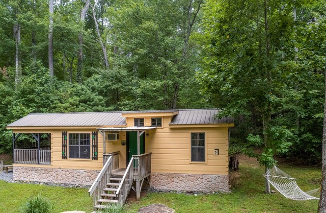 Cute mountain cabin with covered porch, hammock & firepit