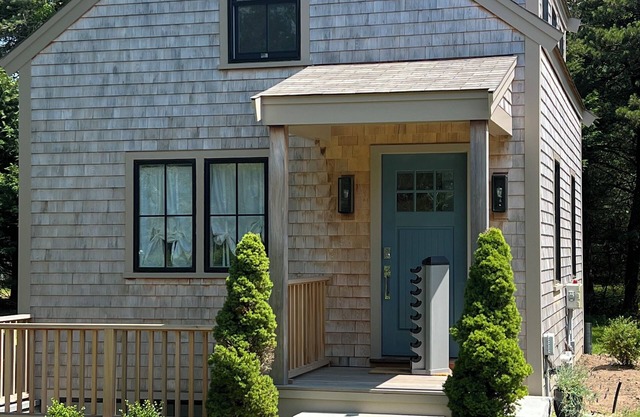 Cute new stylish one bedroom guest cottage is located 2 miles from town.