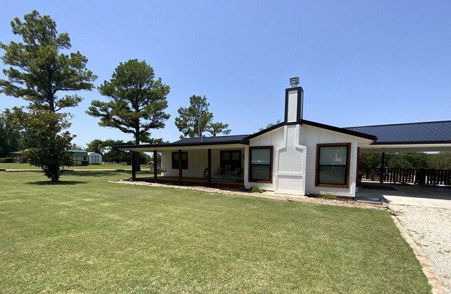 Linda casa recién remodelada con una piscina en el suelo y un gran patio trasero.