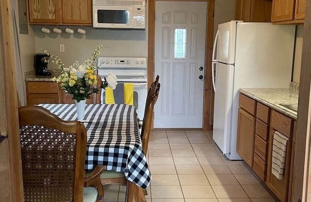 Cute, newly remodeled 3 bed, 1 bath house in the heart of it all!