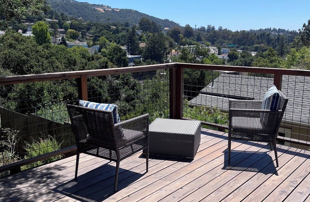 Cute Oakland hills home with panoramic views