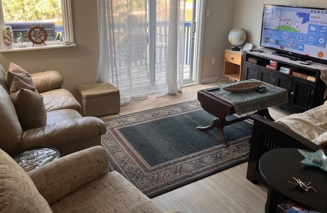 Cute one bedroom Boathouse , amazing location and views right on lake Simcoe