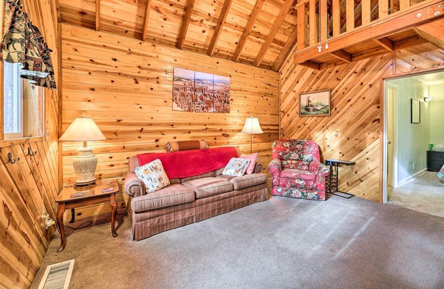 Cute Pinetop Cabin w/ Gas Grill - Hike & Golf!