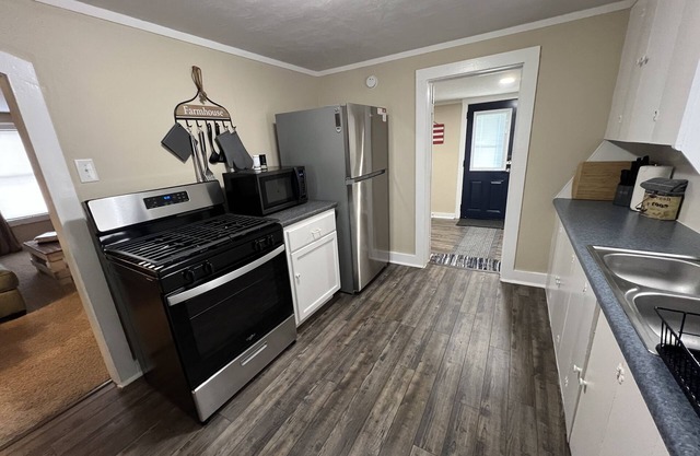 CUTE, QUIET, & COZY Farmhouse - Minutes away from everything in Ponca City!