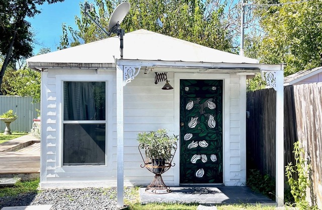 Cute Studio Cottage with large deck. Walk to Historic Downtown Georgetown. Quiet Neighborhood.