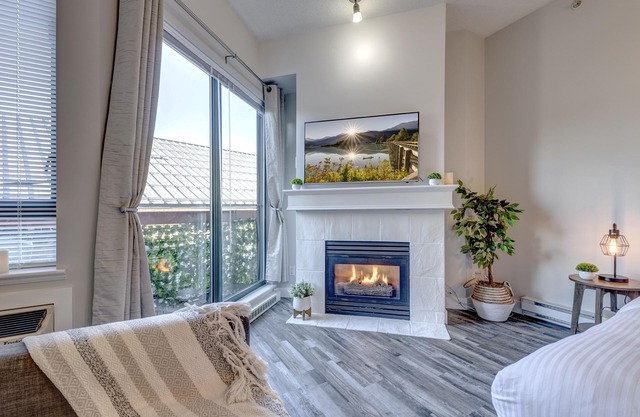 Cute studio w H/T, KING bed, Main st, FREE PARKING