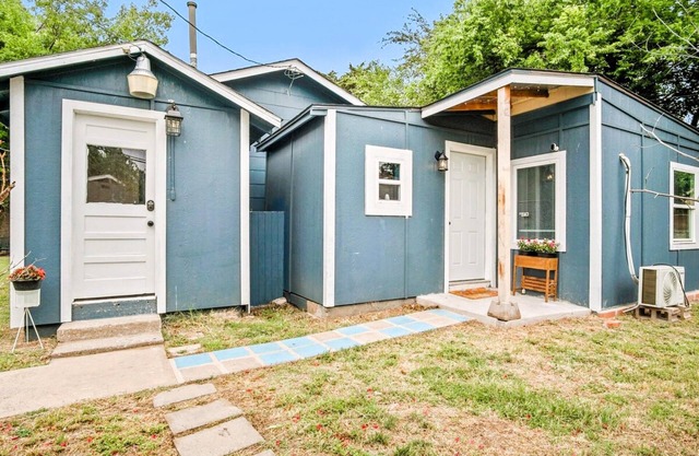 Cute Tiny House With Fenced Yard Near Plaza Dist