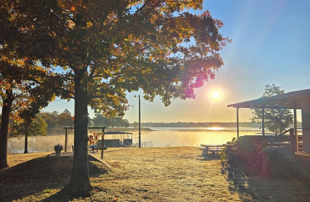 Cute Twin Lakes house w/ huge deck,beach,ramp&dock, sleeps10- only 30 min to OKC
