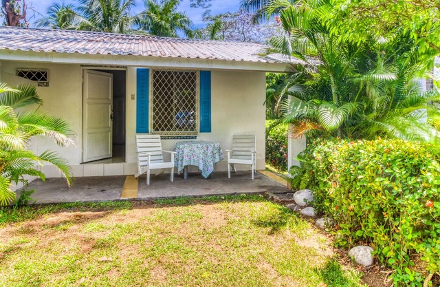 Linda villa en propiedad frente al mar con piscina compartida y hermosos jardines.
