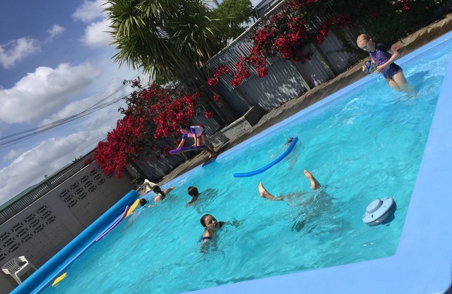 Linda cabaña de madera de ambiente privado.