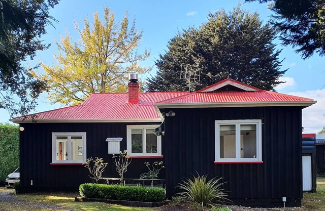 Linda Kiwi Woodland Cottage enclavada entre árboles y 5 minutos de la ciudad