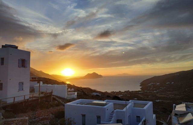 cycladic casa frente a la más bella puesta de sol de Amorgos