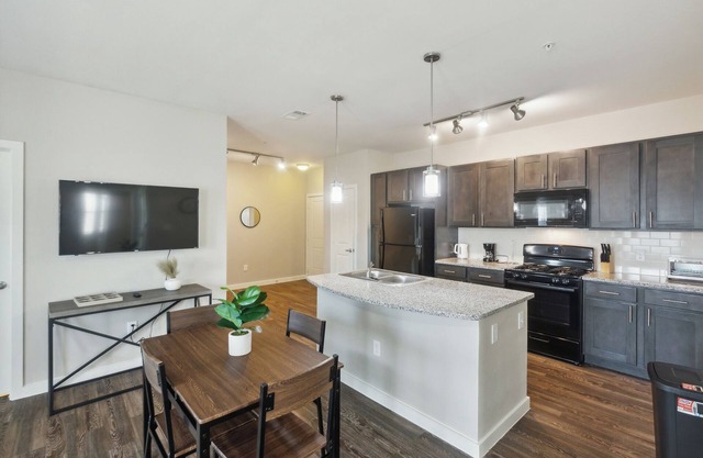 Cypress 10308I Modern 2Bd Apt I Secure Property