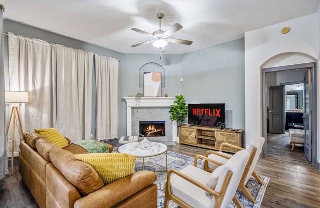 Pet-Friendly Cypress Charm: Cozy Vibes and Relaxing Atmosphere.
