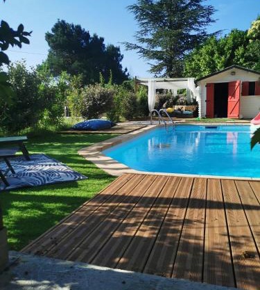 Dépendance cosy entre jardin et jacuzzi privés et piscine partagée