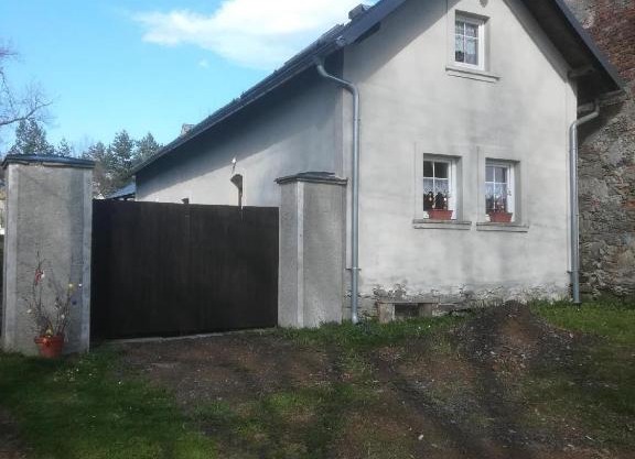 Dům v malé, klidné obci blízko Mariánských Lázní