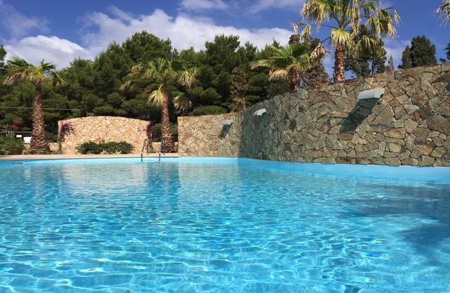 Apartamento con jardín en residencia con piscina.