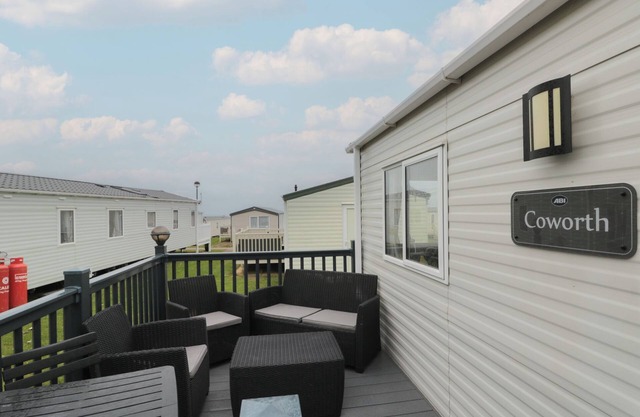 D43 SILVERWOOD, pet friendly, with a garden in Filey