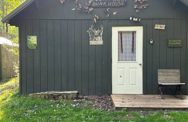 Da Turdy Point Buck Bunkhouse - Lake Access! Grayling - Gaylord