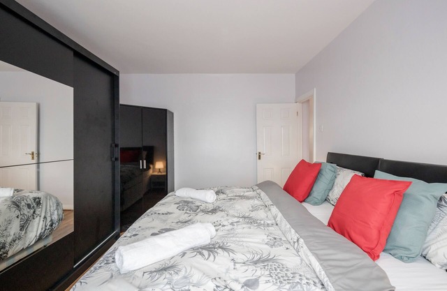 Dagenham Dream House - 4 Bedrooms