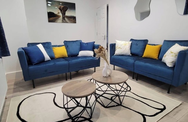 Dagenham - House - Sleeps 4 - Garden - City Centre