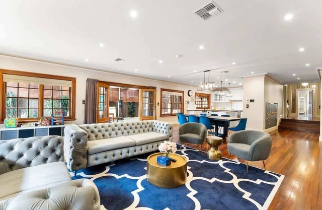 LUX Urban 4-Bedroom, Sleeps 9, with Pool