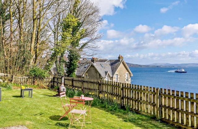 Outstanding, Georgian Flat Overlooking the bay