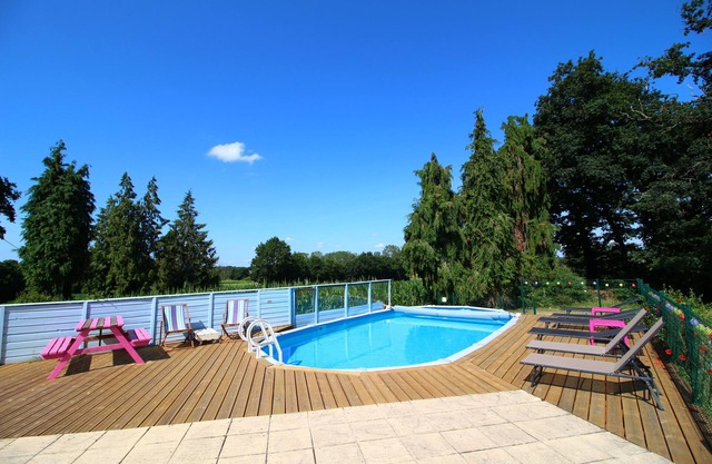 Casa rural pintoresca en una aldea tranquila con piscina exterior climatizada compartida.