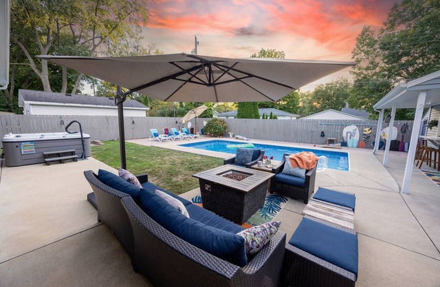 Pool bar, hot tub, games-There's nothing "Normal" about this private oasis!