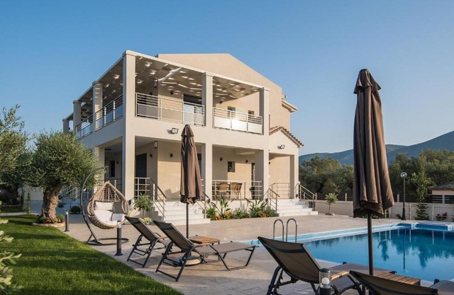 Daisy's Garden - Villa with Private Pool, Ideal for Large Groups, by ZanteWize