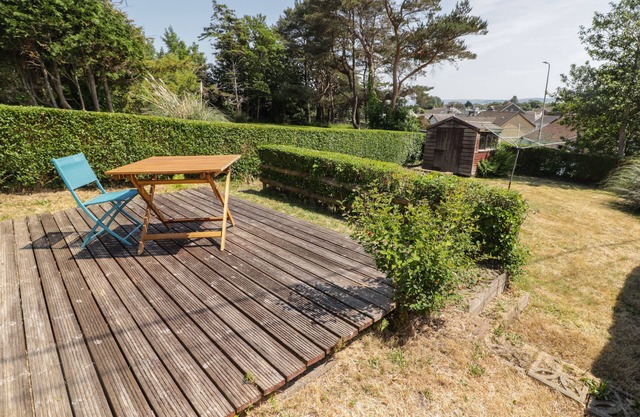 DAISYS COTTAGE, pet friendly, with a garden in Pembrey