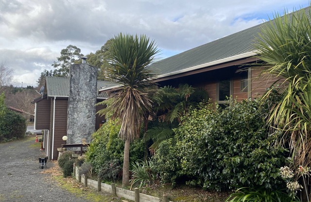 Dakune Chill-lodge for up to 26.Tongariro, BBQ, sauna, spa, pool,darts,fire pit.