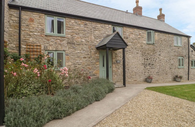 DALE BARTON, pet friendly, character holiday cottage in Wells