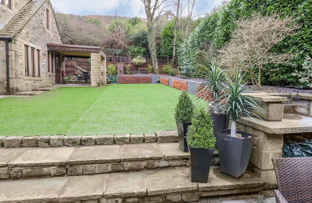 DALE COTTAGE, family friendly, with open fire in Uppermill