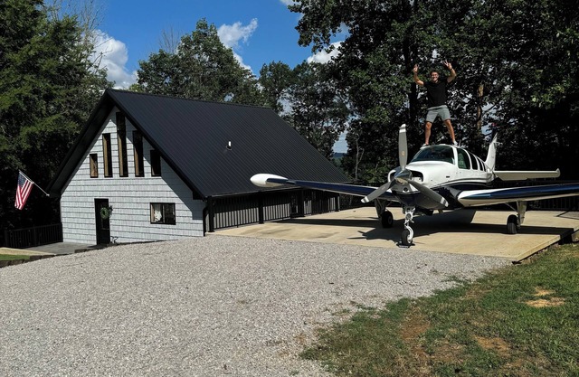 Dale Hollow Lakeview Cabin on Private Airport- 7KY4