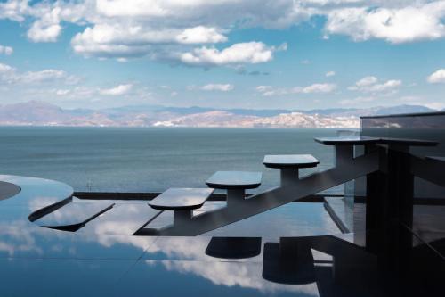 Dali's Breathing Green Sea Half Mountain Hotel