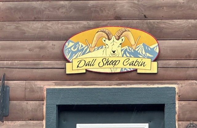 Dall Cabin - Cozy retreat with bay views, a shared hot tub, and fire pit!